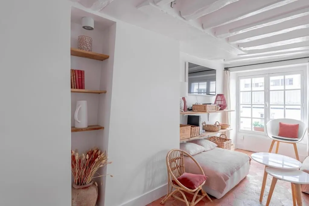 Apartment 3 Rooms, View On Roofs Chic & Cosy - 70 M2 *