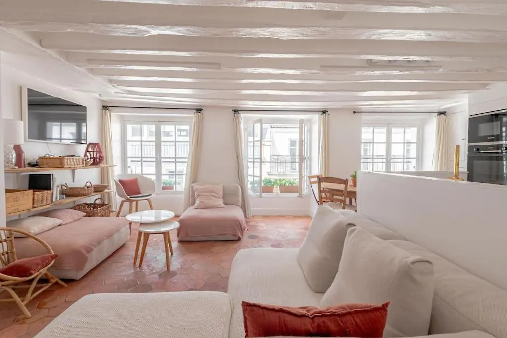 3 Rooms, View On Roofs Chic & Cosy - 70 M2 Apartment *