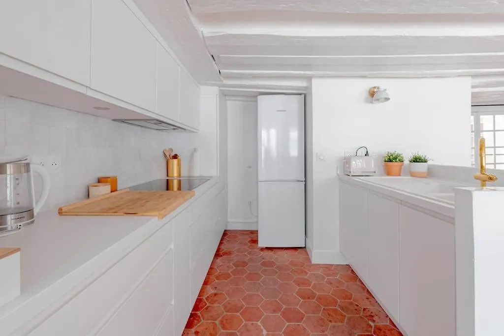 3 Rooms, View On Roofs Chic & Cosy - 70 M2 *