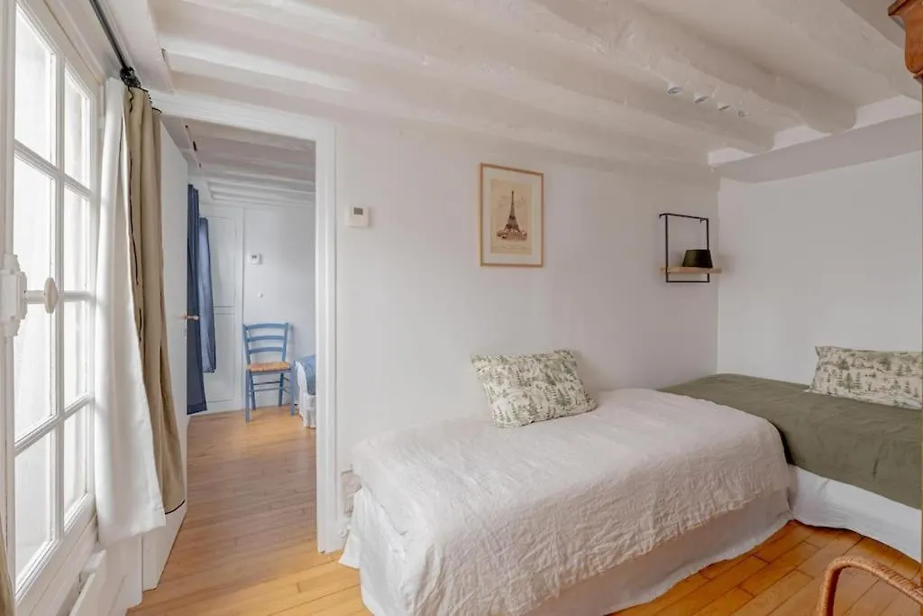 Apartment 3 Rooms, View On Roofs Chic & Cosy - 70 M2 *